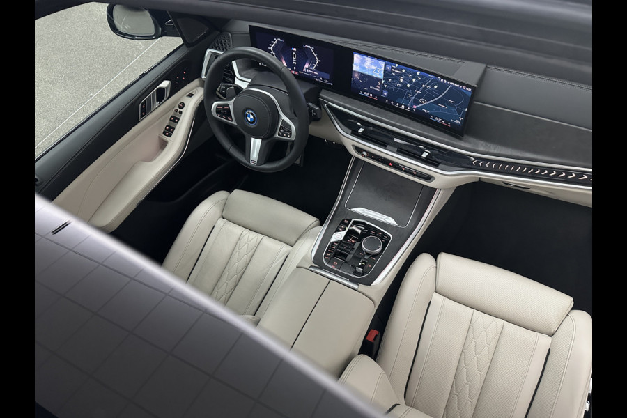 BMW X5 50e M-Sport Pro | 360 Camera | ACC | Panorama | Massage | Individual Leder | Soft-Close | 4-Zone Clima | Head-Up | Manhattan Green | Harman-Kardon | Stoelventilatie | Trekhaak | Luchtvering | Stoelverwarming V+A | Keyless-Entry | Memory | Iconic-Glow | Comfortstoelen | Bekerhouders Gekoeld + Verwarmd | Zonwering | ISO-Glas |