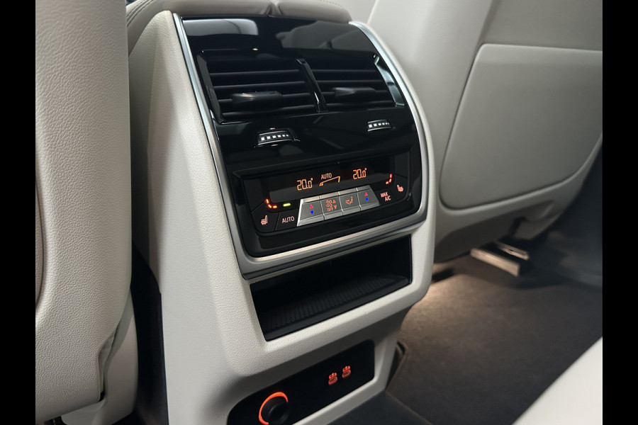 BMW X5 50e M-Sport Pro | 360 Camera | ACC | Panorama | Massage | Individual Leder | Soft-Close | 4-Zone Clima | Head-Up | Manhattan Green | Harman-Kardon | Stoelventilatie | Trekhaak | Luchtvering | Stoelverwarming V+A | Keyless-Entry | Memory | Iconic-Glow | Comfortstoelen | Bekerhouders Gekoeld + Verwarmd | Zonwering | ISO-Glas |