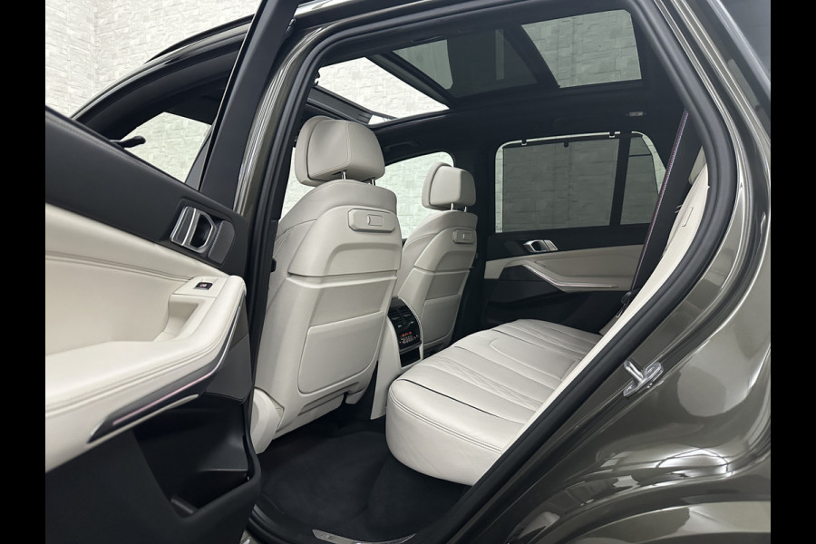 BMW X5 50e M-Sport Pro | 360 Camera | ACC | Panorama | Massage | Individual Leder | Soft-Close | 4-Zone Clima | Head-Up | Manhattan Green | Harman-Kardon | Stoelventilatie | Trekhaak | Luchtvering | Stoelverwarming V+A | Keyless-Entry | Memory | Iconic-Glow | Comfortstoelen | Bekerhouders Gekoeld + Verwarmd | Zonwering | ISO-Glas |