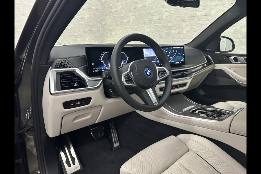 BMW X5 50e M-Sport Pro | 360 Camera | ACC | Panorama | Massage | Individual Leder | Soft-Close | 4-Zone Clima | Head-Up | Manhattan Green | Harman-Kardon | Stoelventilatie | Trekhaak | Luchtvering | Stoelverwarming V+A | Keyless-Entry | Memory | Iconic-Glow | Comfortstoelen | Bekerhouders Gekoeld + Verwarmd | Zonwering | ISO-Glas |