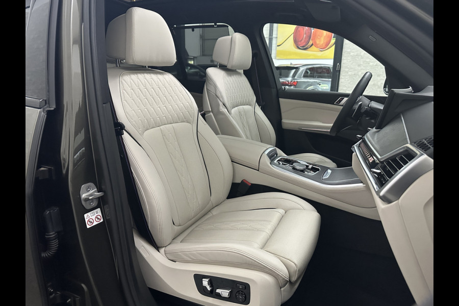 BMW X5 50e M-Sport Pro | 360 Camera | ACC | Panorama | Massage | Individual Leder | Soft-Close | 4-Zone Clima | Head-Up | Manhattan Green | Harman-Kardon | Stoelventilatie | Trekhaak | Luchtvering | Stoelverwarming V+A | Keyless-Entry | Memory | Iconic-Glow | Comfortstoelen | Bekerhouders Gekoeld + Verwarmd | Zonwering | ISO-Glas |