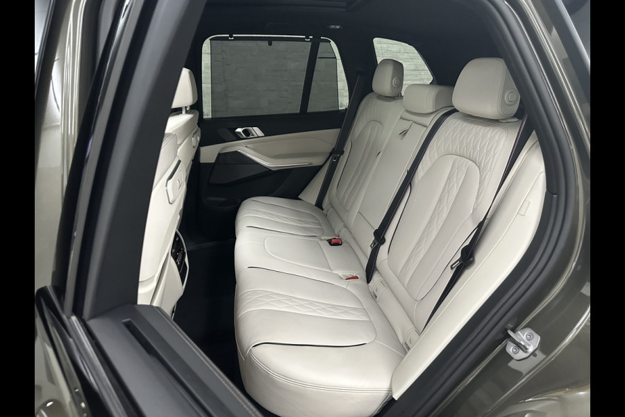BMW X5 50e M-Sport Pro | 360 Camera | ACC | Panorama | Massage | Individual Leder | Soft-Close | 4-Zone Clima | Head-Up | Manhattan Green | Harman-Kardon | Stoelventilatie | Trekhaak | Luchtvering | Stoelverwarming V+A | Keyless-Entry | Memory | Iconic-Glow | Comfortstoelen | Bekerhouders Gekoeld + Verwarmd | Zonwering | ISO-Glas |