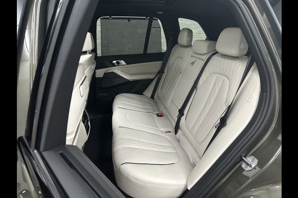 BMW X5 50e M-Sport Pro | 360 Camera | ACC | Panorama | Massage | Individual Leder | Soft-Close | 4-Zone Clima | Head-Up | Manhattan Green | Harman-Kardon | Stoelventilatie | Trekhaak | Luchtvering | Stoelverwarming V+A | Keyless-Entry | Memory | Iconic-Glow | Comfortstoelen | Bekerhouders Gekoeld + Verwarmd | Zonwering | ISO-Glas |