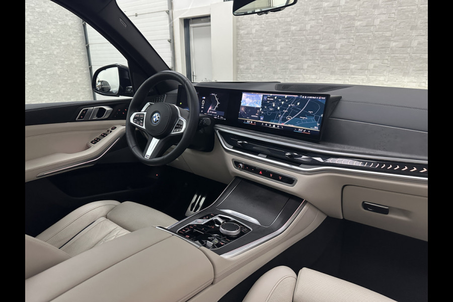 BMW X5 50e M-Sport Pro | 360 Camera | ACC | Panorama | Massage | Individual Leder | Soft-Close | 4-Zone Clima | Head-Up | Manhattan Green | Harman-Kardon | Stoelventilatie | Trekhaak | Luchtvering | Stoelverwarming V+A | Keyless-Entry | Memory | Iconic-Glow | Comfortstoelen | Bekerhouders Gekoeld + Verwarmd | Zonwering | ISO-Glas |