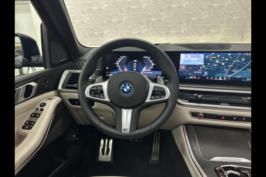 BMW X5 50e M-Sport Pro | 360 Camera | ACC | Panorama | Massage | Individual Leder | Soft-Close | 4-Zone Clima | Head-Up | Manhattan Green | Harman-Kardon | Stoelventilatie | Trekhaak | Luchtvering | Stoelverwarming V+A | Keyless-Entry | Memory | Iconic-Glow | Comfortstoelen | Bekerhouders Gekoeld + Verwarmd | Zonwering | ISO-Glas |