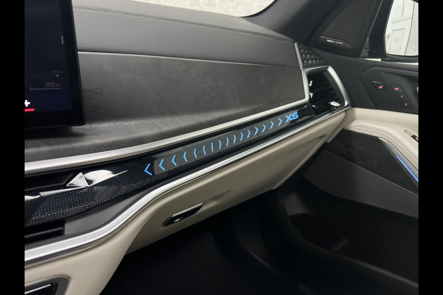 BMW X5 50e M-Sport Pro | 360 Camera | ACC | Panorama | Massage | Individual Leder | Soft-Close | 4-Zone Clima | Head-Up | Manhattan Green | Harman-Kardon | Stoelventilatie | Trekhaak | Luchtvering | Stoelverwarming V+A | Keyless-Entry | Memory | Iconic-Glow | Comfortstoelen | Bekerhouders Gekoeld + Verwarmd | Zonwering | ISO-Glas |
