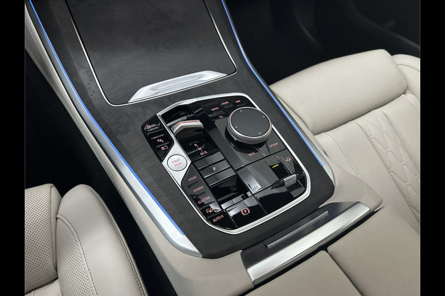 BMW X5 50e M-Sport Pro | 360 Camera | ACC | Panorama | Massage | Individual Leder | Soft-Close | 4-Zone Clima | Head-Up | Manhattan Green | Harman-Kardon | Stoelventilatie | Trekhaak | Luchtvering | Stoelverwarming V+A | Keyless-Entry | Memory | Iconic-Glow | Comfortstoelen | Bekerhouders Gekoeld + Verwarmd | Zonwering | ISO-Glas |