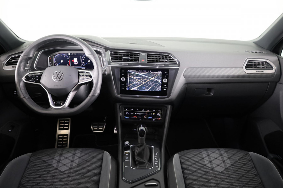 Volkswagen Tiguan 1.5 TSI R-Line Business 150 pk Automaat (DSG) | Verlengde garantie | Navigatie | Panoramadak | Elektr. trekhaak | Parkeersensoren (Park assist) | Achteruitrijcamera | Stoelverwarming |