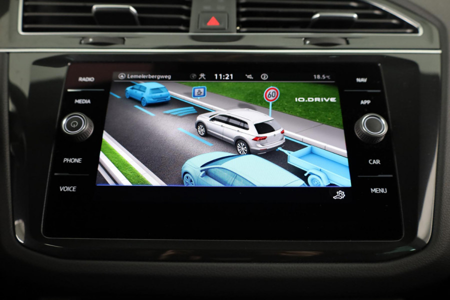 Volkswagen Tiguan 1.5 TSI R-Line Business 150 pk Automaat (DSG) | Verlengde garantie | Navigatie | Panoramadak | Elektr. trekhaak | Parkeersensoren (Park assist) | Achteruitrijcamera | Stoelverwarming |