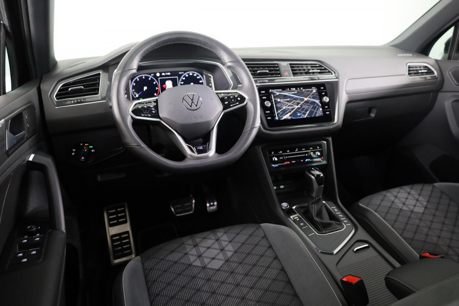 Volkswagen Tiguan 1.5 TSI R-Line Business 150 pk Automaat (DSG) | Verlengde garantie | Navigatie | Panoramadak | Elektr. trekhaak | Parkeersensoren (Park assist) | Achteruitrijcamera | Stoelverwarming |