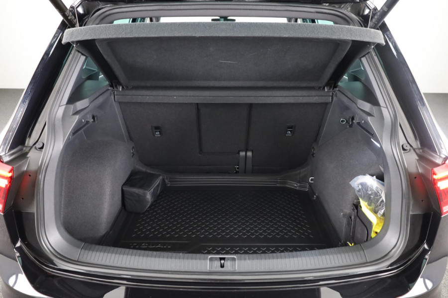 Volkswagen Tiguan 1.5 TSI R-Line Business 150 pk Automaat (DSG) | Verlengde garantie | Navigatie | Panoramadak | Elektr. trekhaak | Parkeersensoren (Park assist) | Achteruitrijcamera | Stoelverwarming |