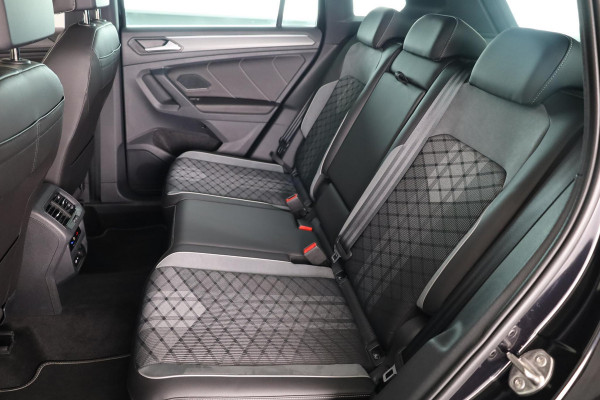 Volkswagen Tiguan 1.5 TSI R-Line Business 150 pk Automaat (DSG) | Verlengde garantie | Navigatie | Panoramadak | Elektr. trekhaak | Parkeersensoren (Park assist) | Achteruitrijcamera | Stoelverwarming |