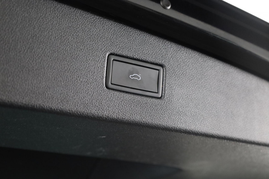 Volkswagen Tiguan 1.5 TSI R-Line Business 150 pk Automaat (DSG) | Verlengde garantie | Navigatie | Panoramadak | Elektr. trekhaak | Parkeersensoren (Park assist) | Achteruitrijcamera | Stoelverwarming |
