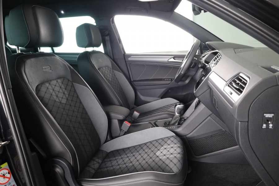 Volkswagen Tiguan 1.5 TSI R-Line Business 150 pk Automaat (DSG) | Verlengde garantie | Navigatie | Panoramadak | Elektr. trekhaak | Parkeersensoren (Park assist) | Achteruitrijcamera | Stoelverwarming |