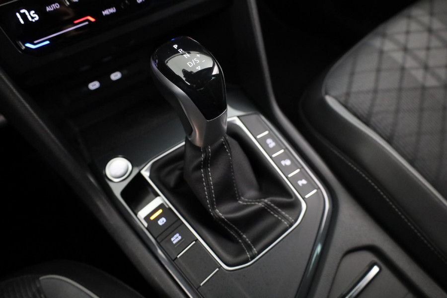 Volkswagen Tiguan 1.5 TSI R-Line Business 150 pk Automaat (DSG) | Verlengde garantie | Navigatie | Panoramadak | Elektr. trekhaak | Parkeersensoren (Park assist) | Achteruitrijcamera | Stoelverwarming |