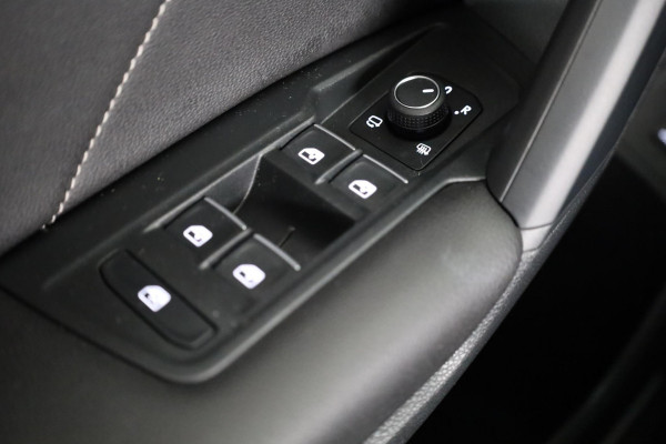 Volkswagen Tiguan 1.5 TSI R-Line Business 150 pk Automaat (DSG) | Verlengde garantie | Navigatie | Panoramadak | Elektr. trekhaak | Parkeersensoren (Park assist) | Achteruitrijcamera | Stoelverwarming |