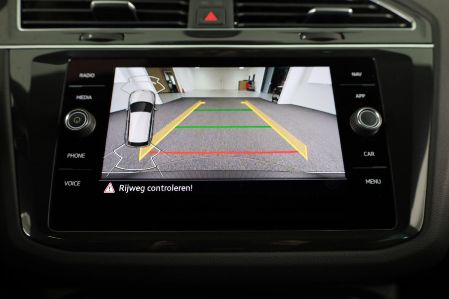 Volkswagen Tiguan 1.5 TSI R-Line Business 150 pk Automaat (DSG) | Verlengde garantie | Navigatie | Panoramadak | Elektr. trekhaak | Parkeersensoren (Park assist) | Achteruitrijcamera | Stoelverwarming |