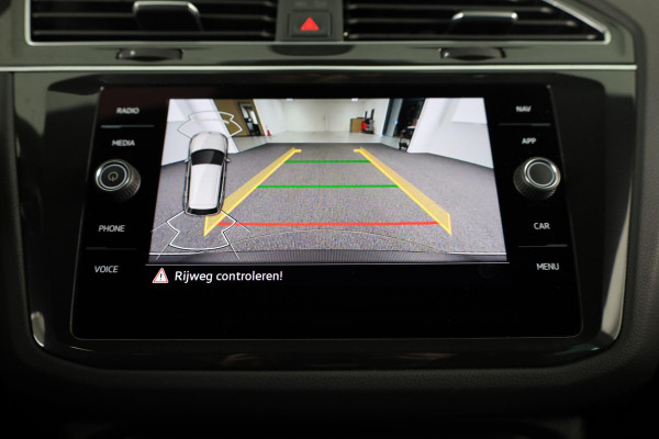 Volkswagen Tiguan 1.5 TSI R-Line Business 150 pk Automaat (DSG) | Verlengde garantie | Navigatie | Panoramadak | Elektr. trekhaak | Parkeersensoren (Park assist) | Achteruitrijcamera | Stoelverwarming |