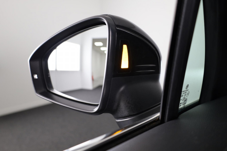 Volkswagen Tiguan 1.5 TSI R-Line Business 150 pk Automaat (DSG) | Verlengde garantie | Navigatie | Panoramadak | Elektr. trekhaak | Parkeersensoren (Park assist) | Achteruitrijcamera | Stoelverwarming |