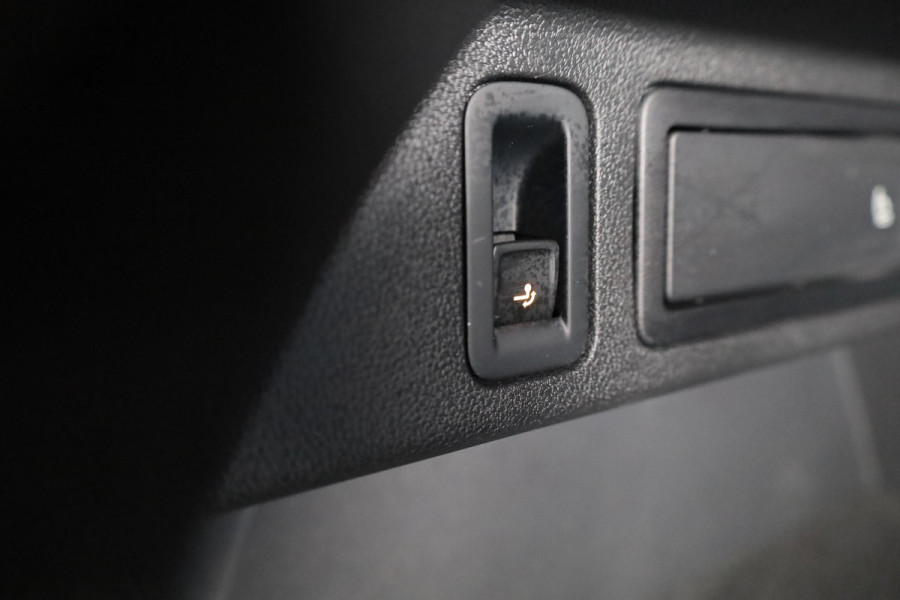 Volkswagen Tiguan 1.5 TSI R-Line Business 150 pk Automaat (DSG) | Verlengde garantie | Navigatie | Panoramadak | Elektr. trekhaak | Parkeersensoren (Park assist) | Achteruitrijcamera | Stoelverwarming |