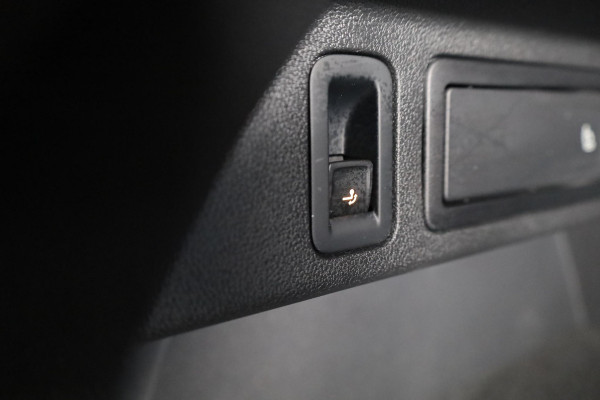 Volkswagen Tiguan 1.5 TSI R-Line Business 150 pk Automaat (DSG) | Verlengde garantie | Navigatie | Panoramadak | Elektr. trekhaak | Parkeersensoren (Park assist) | Achteruitrijcamera | Stoelverwarming |