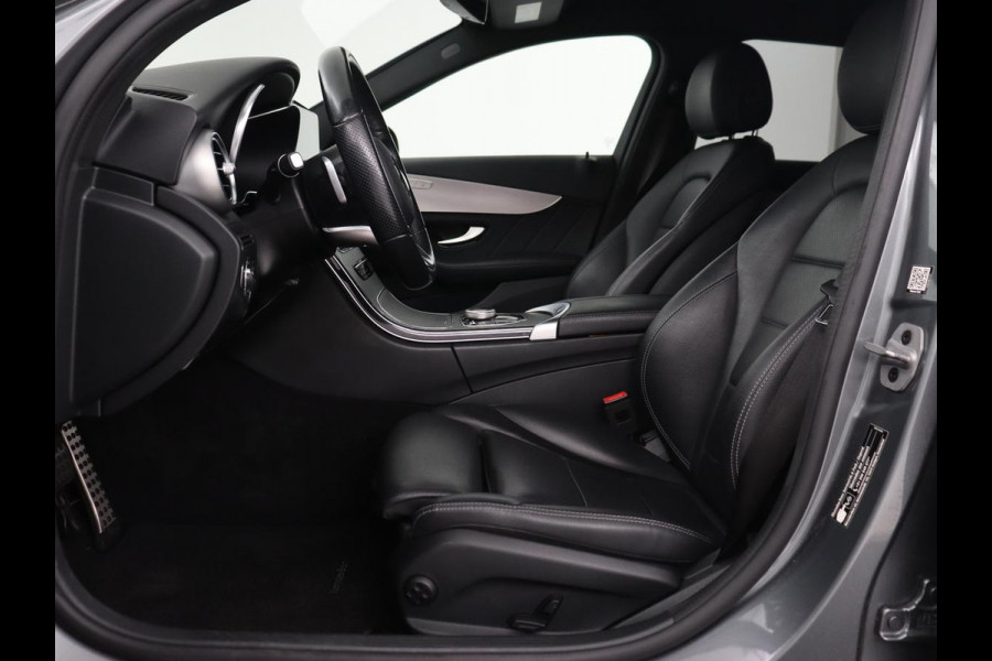 Mercedes-Benz C-Klasse 180 Business Solution AMG | Leder | Trekhaak | Stoelverwarming | Camera | Night Pack | Carplay | Side Assist | Digital Cockpit | Navigatie | Full LED | Park Assist