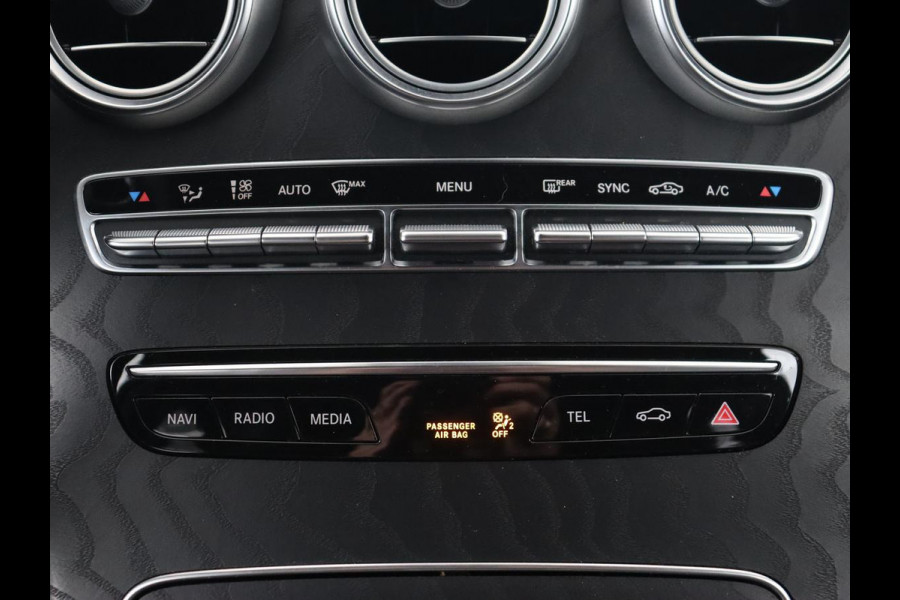 Mercedes-Benz C-Klasse 180 Business Solution AMG | Leder | Trekhaak | Stoelverwarming | Camera | Night Pack | Carplay | Side Assist | Digital Cockpit | Navigatie | Full LED | Park Assist