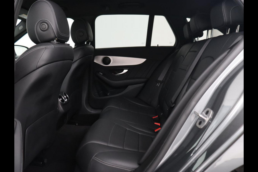 Mercedes-Benz C-Klasse 180 Business Solution AMG | Leder | Trekhaak | Stoelverwarming | Camera | Night Pack | Carplay | Side Assist | Digital Cockpit | Navigatie | Full LED | Park Assist