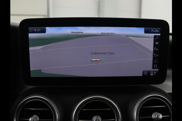 Mercedes-Benz C-Klasse 180 Business Solution AMG | Leder | Trekhaak | Stoelverwarming | Camera | Night Pack | Carplay | Side Assist | Digital Cockpit | Navigatie | Full LED | Park Assist