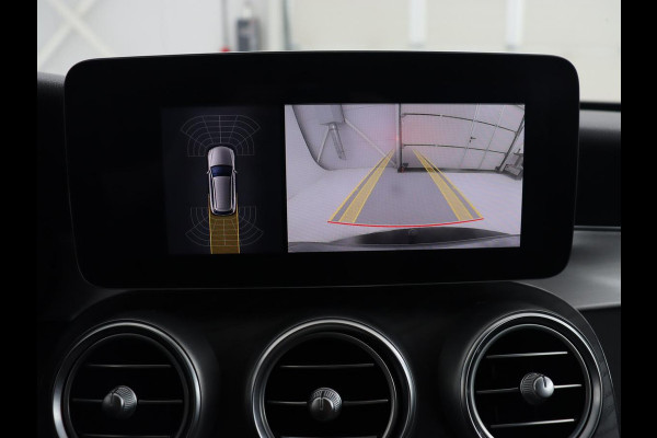 Mercedes-Benz C-Klasse 180 Business Solution AMG | Leder | Trekhaak | Stoelverwarming | Camera | Night Pack | Carplay | Side Assist | Digital Cockpit | Navigatie | Full LED | Park Assist