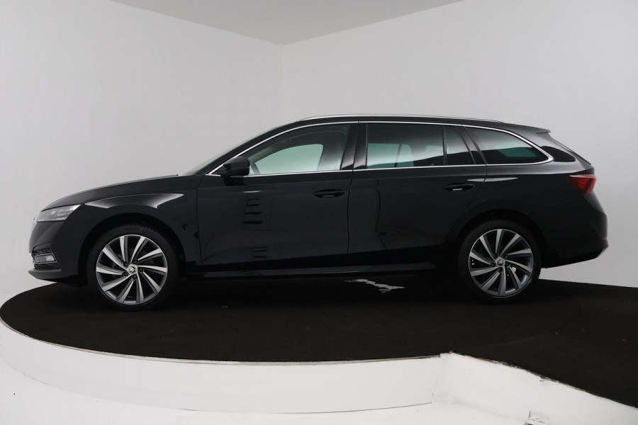 Škoda Octavia Combi 1.5 TSI First Edition (PARKEERSENSOREN, SFEERVERLICHTING, STOELVERWARMING, NAVIGATIE, ELEKTR STOELEN)