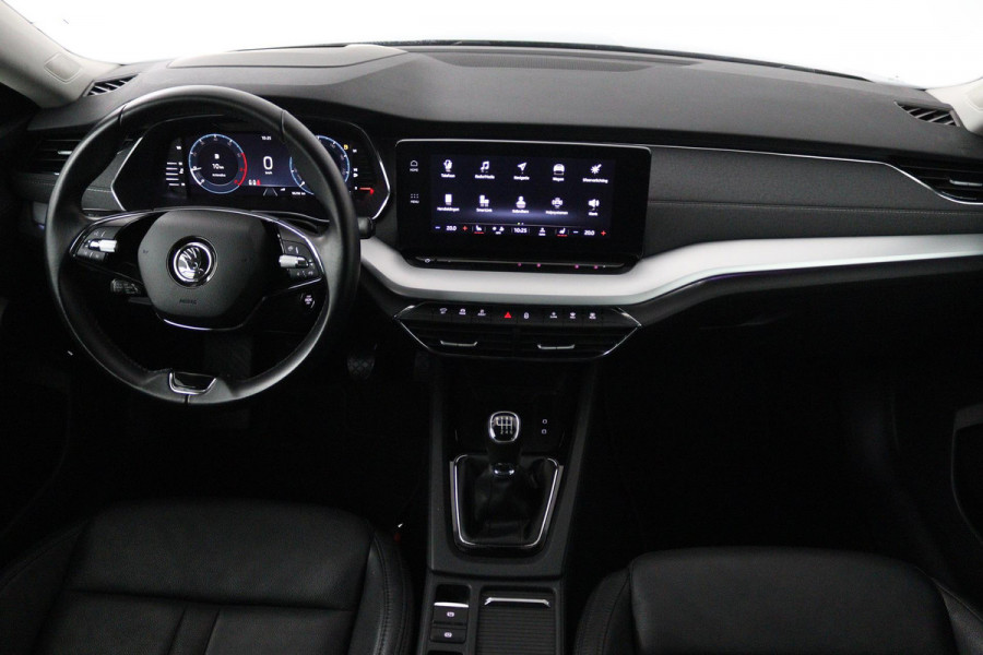 Škoda Octavia Combi 1.5 TSI First Edition (PARKEERSENSOREN, SFEERVERLICHTING, STOELVERWARMING, NAVIGATIE, ELEKTR STOELEN)