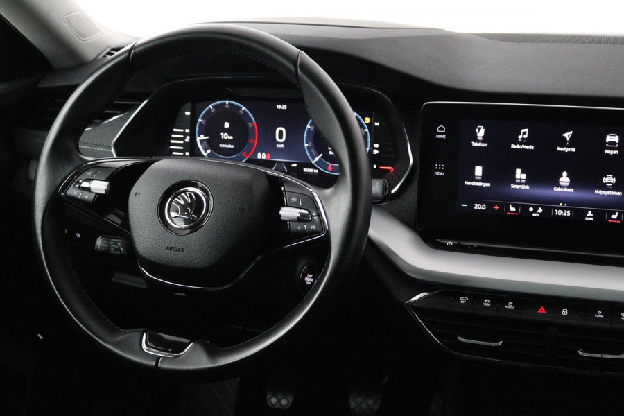 Škoda Octavia Combi 1.5 TSI First Edition (PARKEERSENSOREN, SFEERVERLICHTING, STOELVERWARMING, NAVIGATIE, ELEKTR STOELEN)
