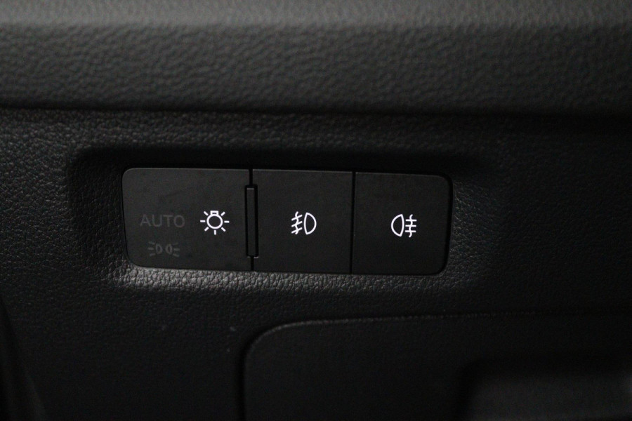 Škoda Octavia Combi 1.5 TSI First Edition (PARKEERSENSOREN, SFEERVERLICHTING, STOELVERWARMING, NAVIGATIE, ELEKTR STOELEN)