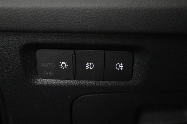 Škoda Octavia Combi 1.5 TSI First Edition (PARKEERSENSOREN, SFEERVERLICHTING, STOELVERWARMING, NAVIGATIE, ELEKTR STOELEN)