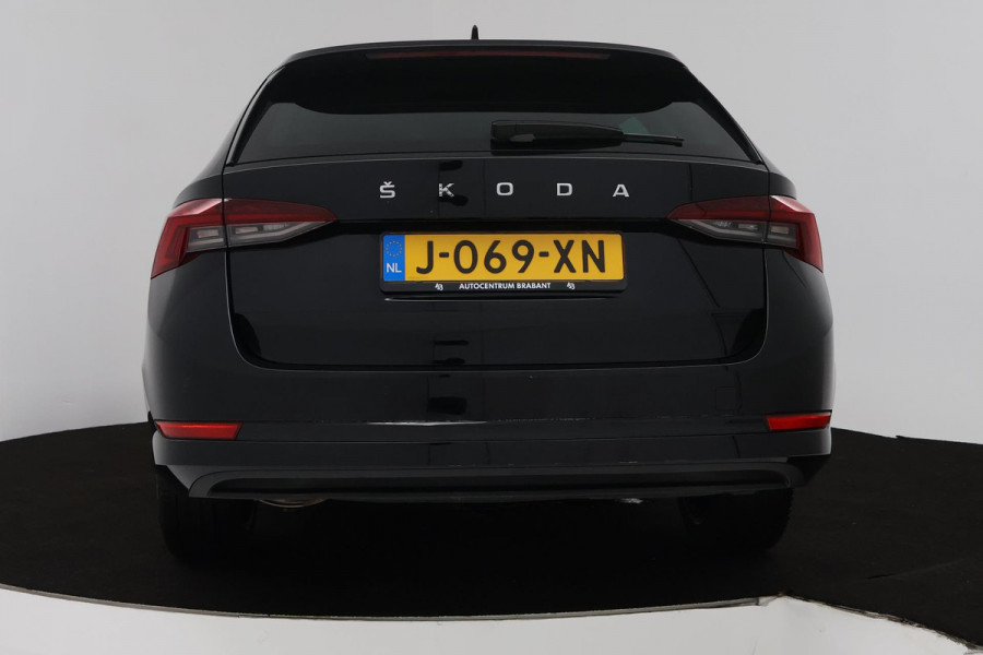 Škoda Octavia Combi 1.5 TSI First Edition (PARKEERSENSOREN, SFEERVERLICHTING, STOELVERWARMING, NAVIGATIE, ELEKTR STOELEN)
