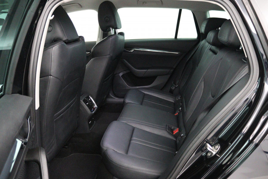 Škoda Octavia Combi 1.5 TSI First Edition (PARKEERSENSOREN, SFEERVERLICHTING, STOELVERWARMING, NAVIGATIE, ELEKTR STOELEN)