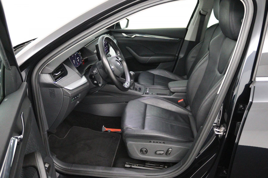 Škoda Octavia Combi 1.5 TSI First Edition (PARKEERSENSOREN, SFEERVERLICHTING, STOELVERWARMING, NAVIGATIE, ELEKTR STOELEN)