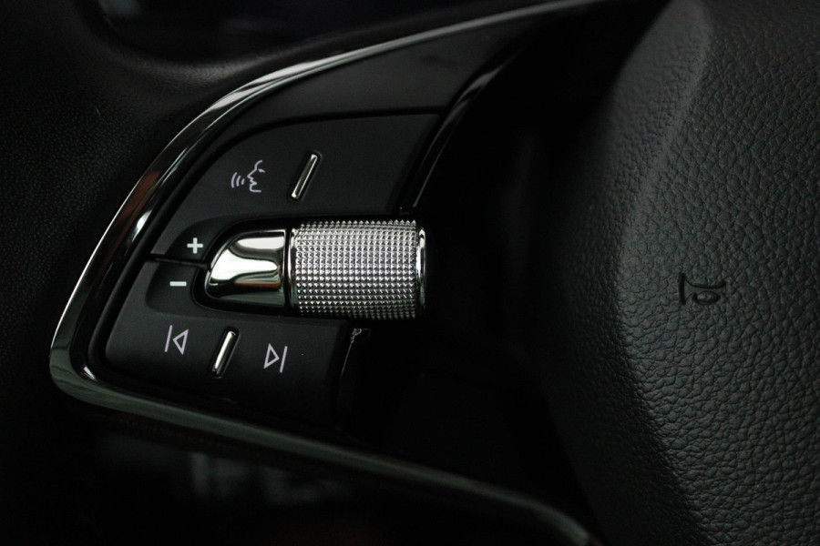 Škoda Octavia Combi 1.5 TSI First Edition (PARKEERSENSOREN, SFEERVERLICHTING, STOELVERWARMING, NAVIGATIE, ELEKTR STOELEN)