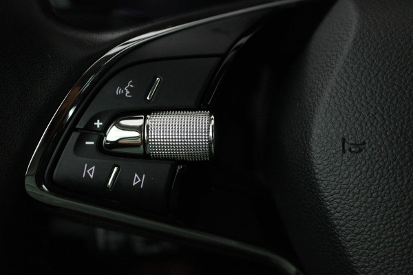 Škoda Octavia Combi 1.5 TSI First Edition (PARKEERSENSOREN, SFEERVERLICHTING, STOELVERWARMING, NAVIGATIE, ELEKTR STOELEN)