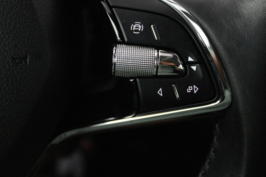 Škoda Octavia Combi 1.5 TSI First Edition (PARKEERSENSOREN, SFEERVERLICHTING, STOELVERWARMING, NAVIGATIE, ELEKTR STOELEN)