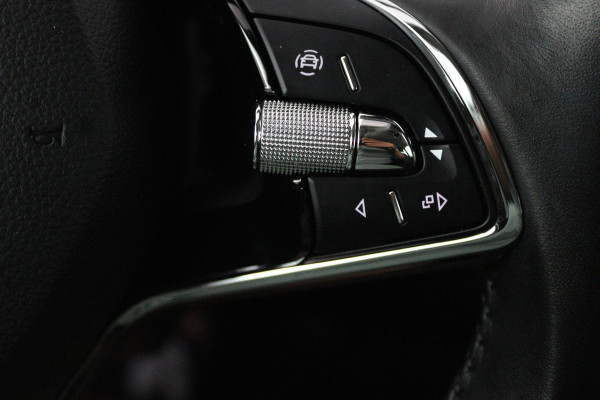 Škoda Octavia Combi 1.5 TSI First Edition (PARKEERSENSOREN, SFEERVERLICHTING, STOELVERWARMING, NAVIGATIE, ELEKTR STOELEN)
