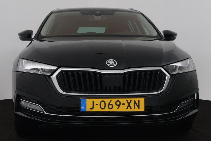 Škoda Octavia Combi 1.5 TSI First Edition (PARKEERSENSOREN, SFEERVERLICHTING, STOELVERWARMING, NAVIGATIE, ELEKTR STOELEN)