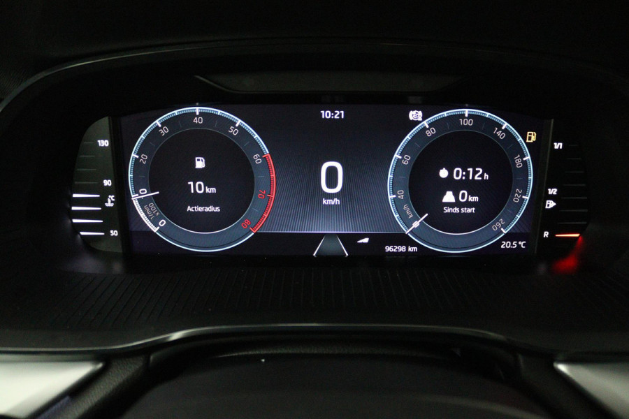 Škoda Octavia Combi 1.5 TSI First Edition (PARKEERSENSOREN, SFEERVERLICHTING, STOELVERWARMING, NAVIGATIE, ELEKTR STOELEN)