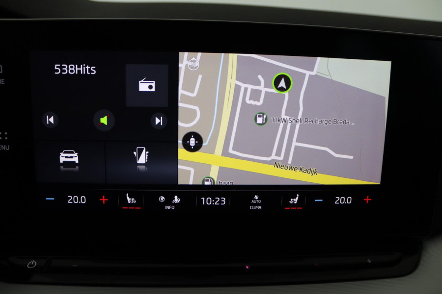 Škoda Octavia Combi 1.5 TSI First Edition (PARKEERSENSOREN, SFEERVERLICHTING, STOELVERWARMING, NAVIGATIE, ELEKTR STOELEN)
