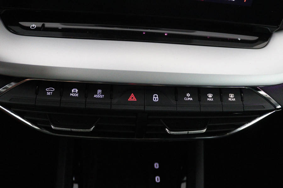 Škoda Octavia Combi 1.5 TSI First Edition (PARKEERSENSOREN, SFEERVERLICHTING, STOELVERWARMING, NAVIGATIE, ELEKTR STOELEN)
