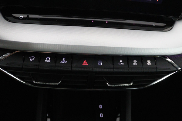Škoda Octavia Combi 1.5 TSI First Edition (PARKEERSENSOREN, SFEERVERLICHTING, STOELVERWARMING, NAVIGATIE, ELEKTR STOELEN)