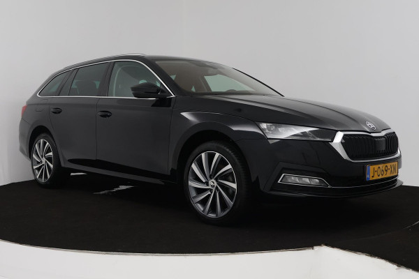 Škoda Octavia Combi 1.5 TSI First Edition (PARKEERSENSOREN, SFEERVERLICHTING, STOELVERWARMING, NAVIGATIE, ELEKTR STOELEN)