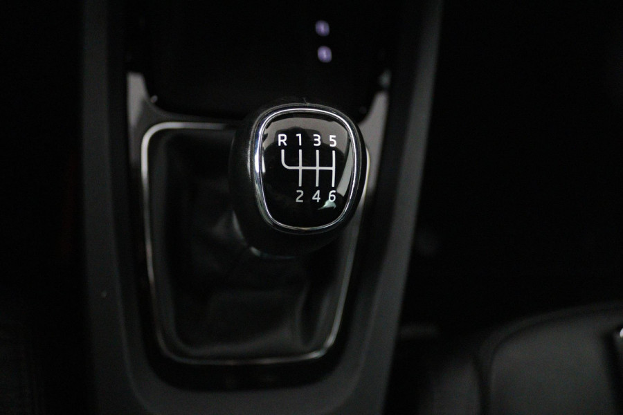 Škoda Octavia Combi 1.5 TSI First Edition (PARKEERSENSOREN, SFEERVERLICHTING, STOELVERWARMING, NAVIGATIE, ELEKTR STOELEN)