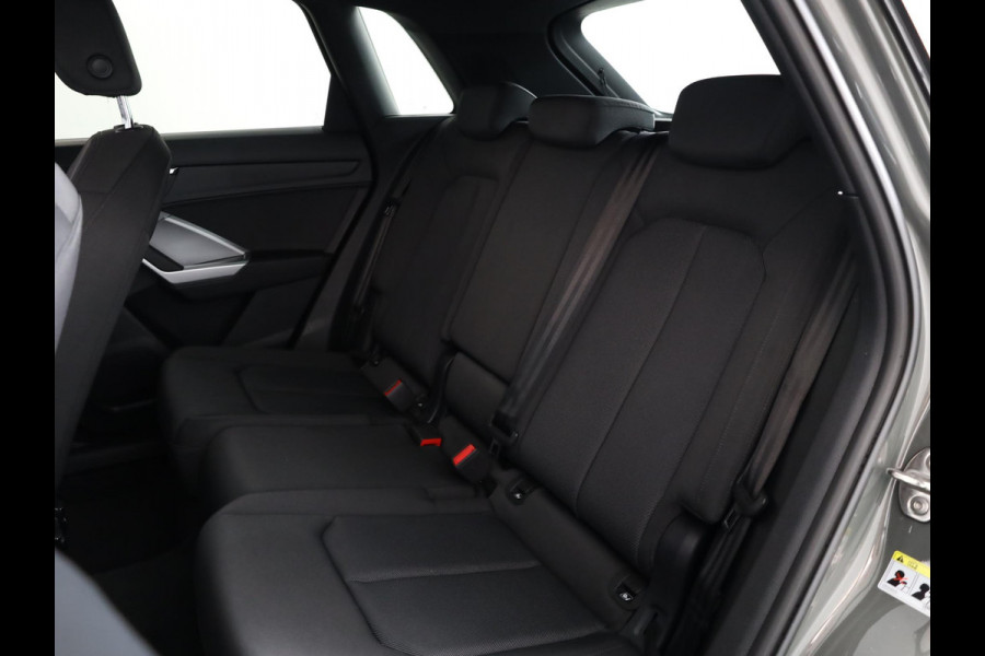 Audi Q3 35 TFSI Advanced Edition 150 pk S-tronic | Verlengde garantie | Navigatie | Parkeersensoren (Park assist) | Achteruitrijcamera | LED koplampen | Stoelverwarming |